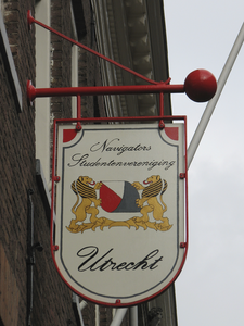 905234 Afbeelding van het uithangbord 'Navigators Studentenvereniging Utrecht', aan de gevel van het pand Boothstraat ...